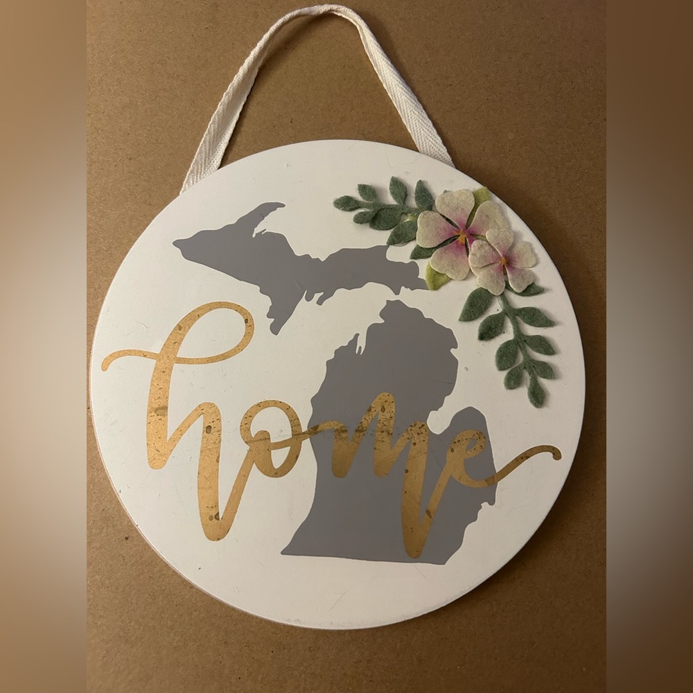 Home hanging plaque of the state of Michigan